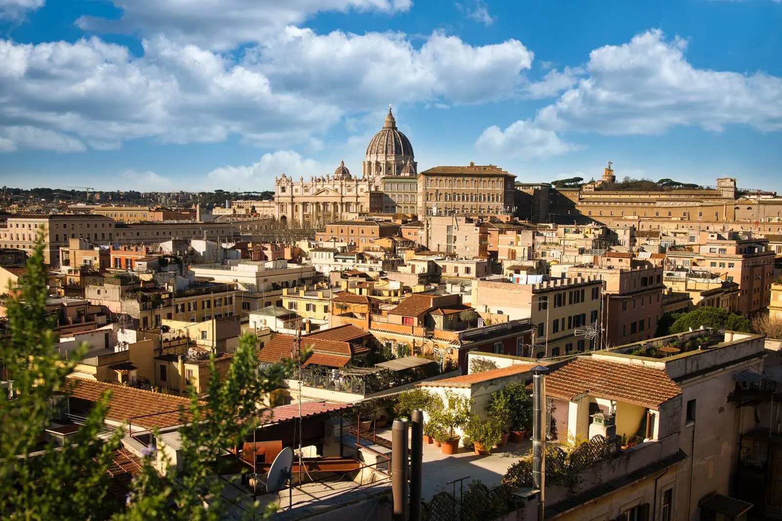 Tetti di Roma con San Pietro